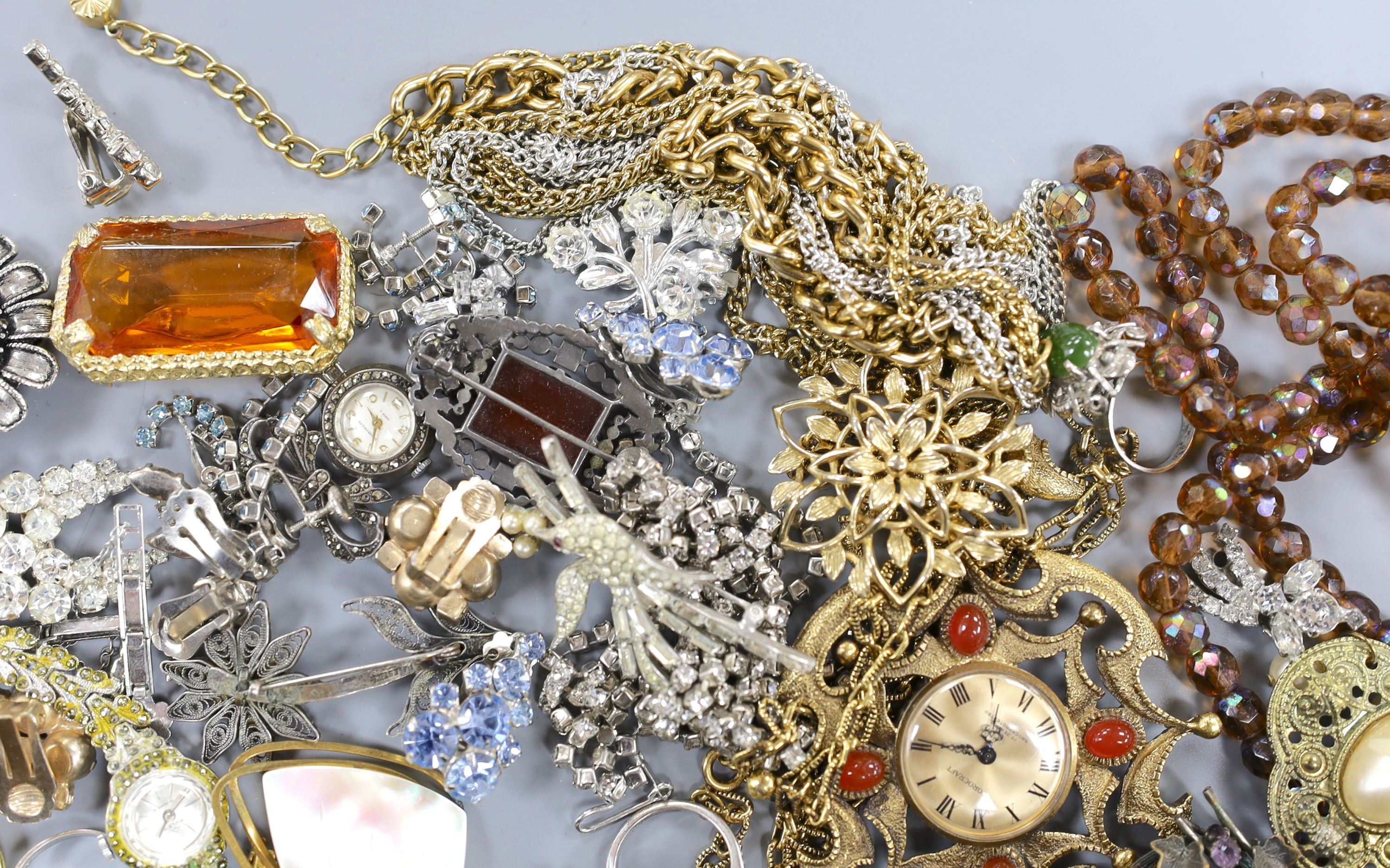 Assorted costume jewellery, including paste set brooches, necklace and earrings, Art Deco white metal brooch, etc.